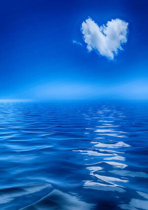 Poster: Love Is In The Reflection. Ett moln i form av ett hjärta som speglar sig i vattnet.