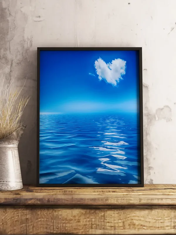Poster: Love Is In The Reflection. Ett moln i form av ett hjärta som speglar sig i vattnet - Ramexempel