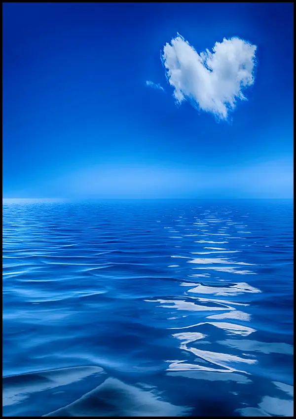 Poster: Love Is In The Reflection. Ett moln i form av ett hjärta som speglar sig i vattnet.