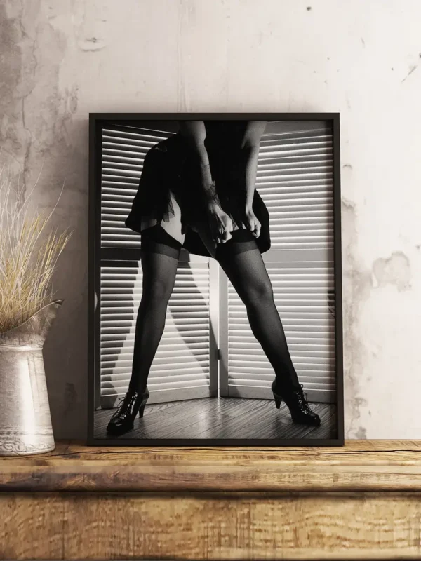 Getting Ready - Fine art nude - Fotografi i svartvitt utförande - Ramexempel