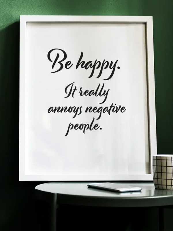Be happy - It really annoys negative people - En texttavla med ett citat av komikern Ricky Gervais - Ramexempel