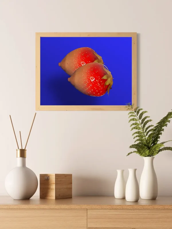 Strawberry Dreams - Svävande jordgubbar eller bröst - Poster - Ramexempel