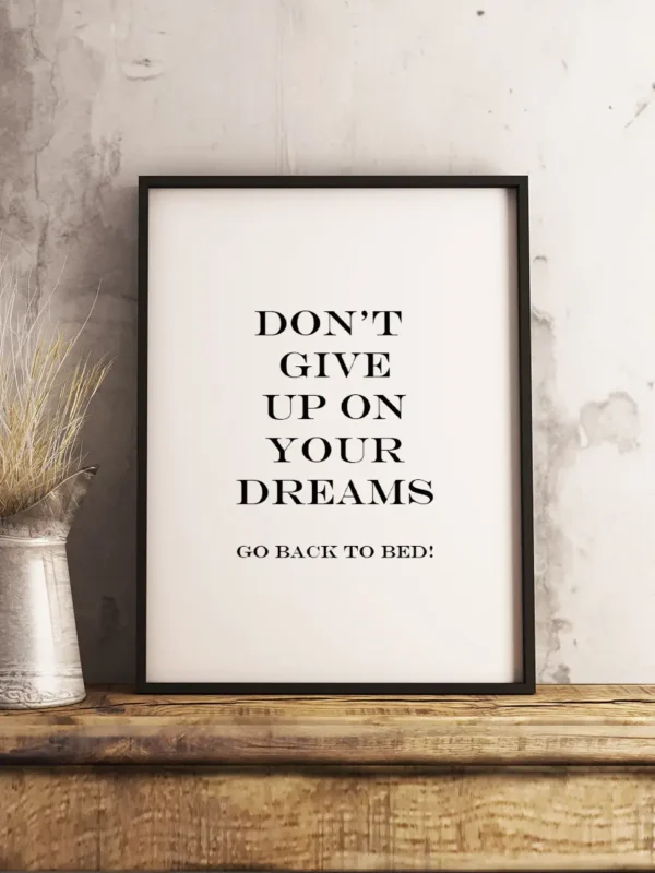 Rolig texttavla: Don't give up on your dreams - go back to bed - Poster - Ramexempel