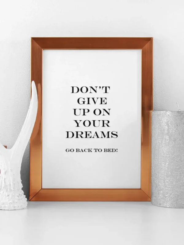 Rolig texttavla: Don't give up on your dreams - go back to bed - Poster - Ramexempel