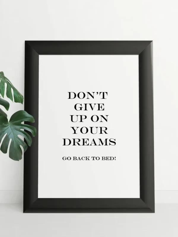 Rolig texttavla: Don't give up on your dreams - go back to bed - Poster - Ramexempel