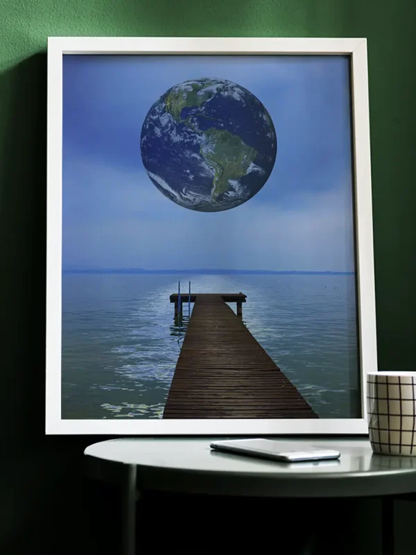 Surrealistisk konst: Earthmoon - Poster - Ramexempel