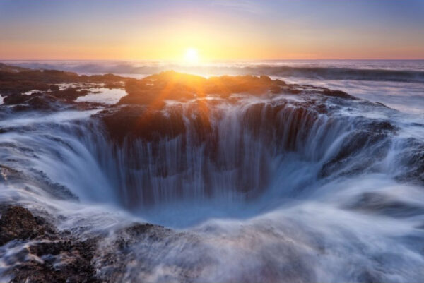 Thors Well - Poster - Ett vackert fotografi i färg av Thor's Well i Oregon, USA