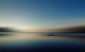 Alone In Somewhere - Poster - Ett vackert fotografi i färg av en person i en kanot ensam i ett stort vattenområde