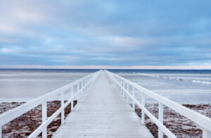 The Bridge - Poster - Ett vackert fotografi i färg av en pir eller brygga som sträcker sig långt ut i havet mot horisonten
