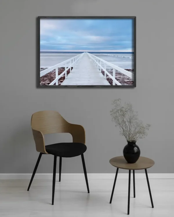 The Bridge - Poster - Ett vackert fotografi i färg av en pir eller brygga som sträcker sig långt ut i havet mot horisonten - Ramexempel