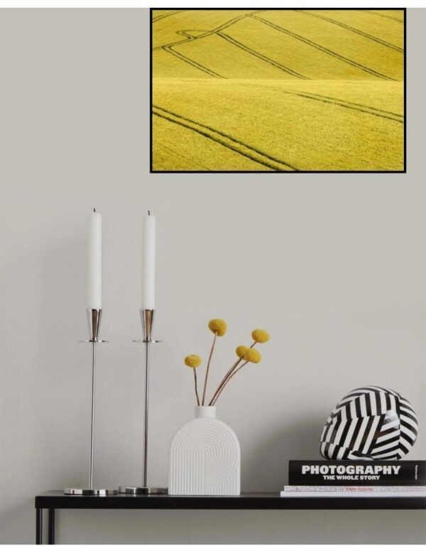 Field 2 - Poster - Ett vackert foto i färg av ett stort fält med gulgröna grödor - Ramexempel 2