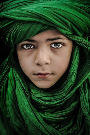 Green Boy - Poster - Ett vackert fotografi i färg av Saeed Dhahi