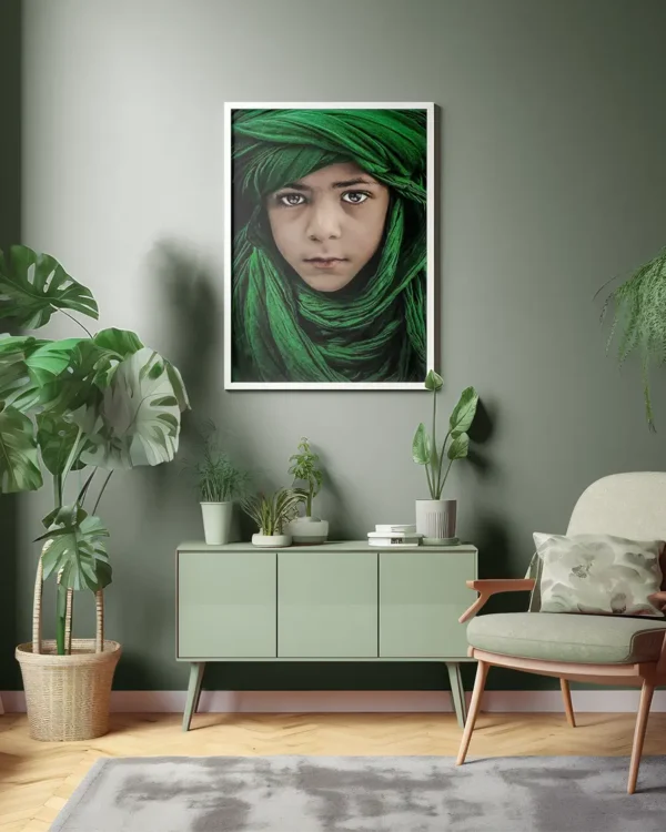 Green Boy - Poster - Ett vackert fotografi i färg av Saeed Dhahi - Ramexempel