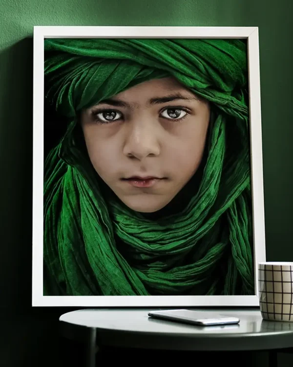 Green Boy - Poster - Ett vackert fotografi i färg av Saeed Dhahi - Ramexempel