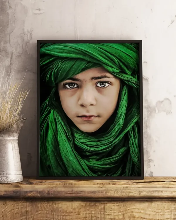 Green Boy - Poster - Ett vackert fotografi i färg av Saeed Dhahi - Ramexempel