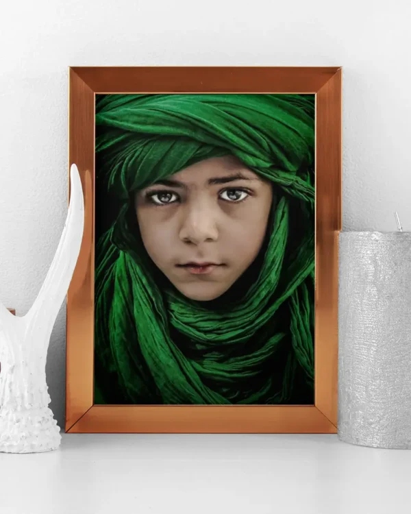 Green Boy - Poster - Ett vackert fotografi i färg av Saeed Dhahi - Ramexempel