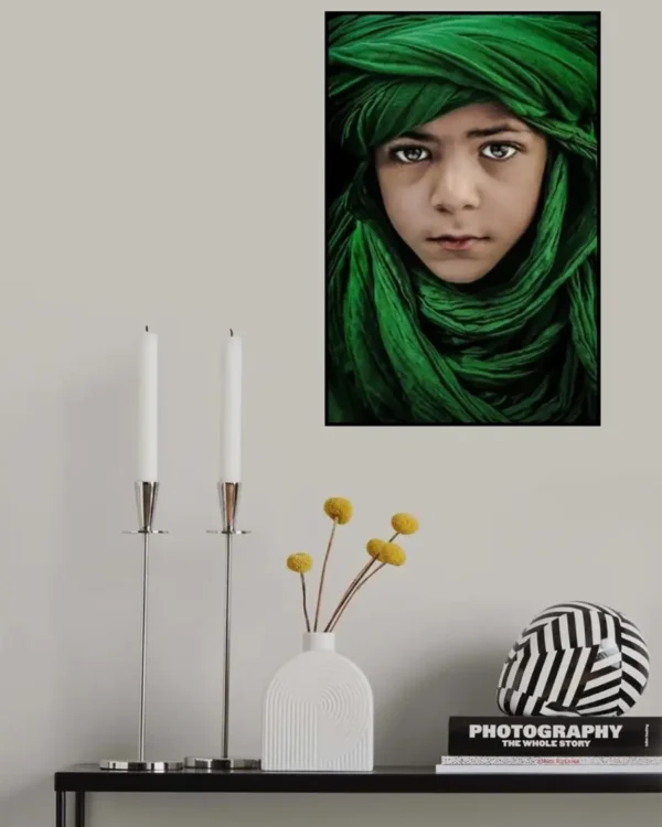 Green Boy - Poster - Ett vackert fotografi i färg av Saeed Dhahi - Ramexempel