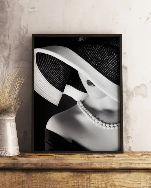 La Femme Au Chapeau - Poster - Ett vackert svartvitt fotografi av Ruslan Bolgov - Ramexempel