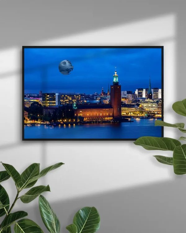 I see a bad moon rising. Eller "När du får oväntat besök" - Poster - Ramexempel