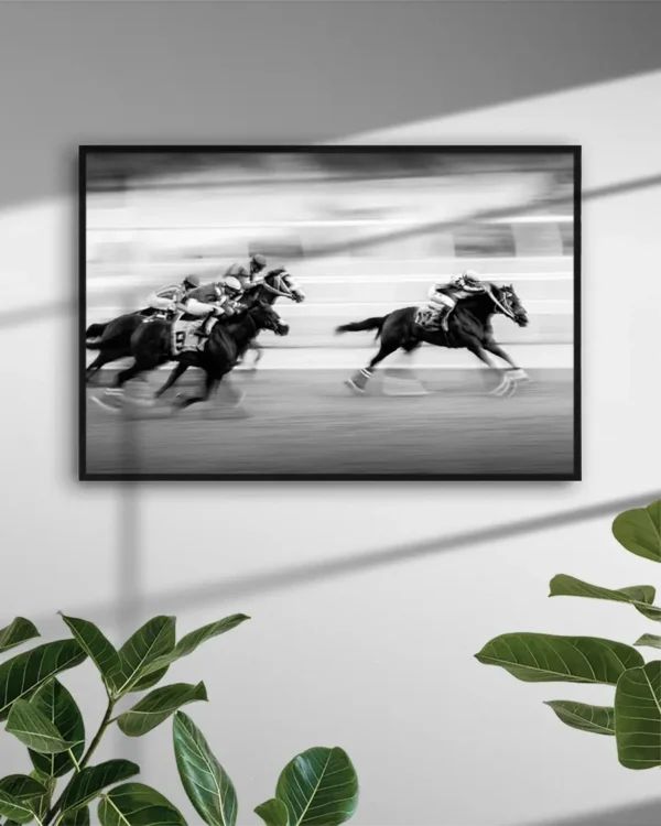 Taking The Lead - Galopp - Poster - Svartvitt fotografi - Ramexempel