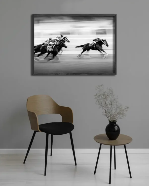 Taking The Lead - Galopp - Poster - Svartvitt fotografi - Ramexempel