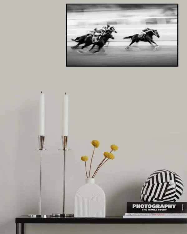 Taking The Lead - Galopp - Poster - Svartvitt fotografi - Ramexempel