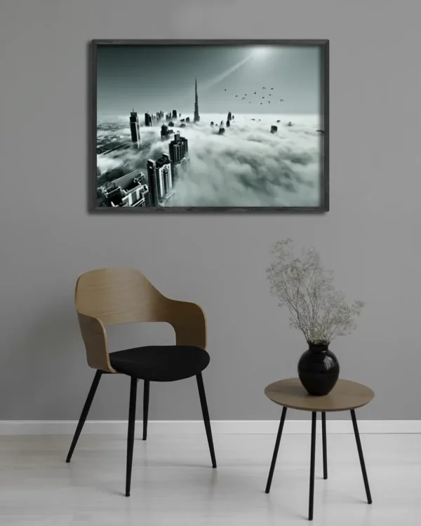 Up Up And Above - Dubai Fog - Poster - Svartvitt fotografi - Ramexempel