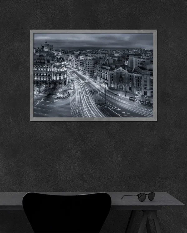 Madrid City Lights - Poster - Svartvitt fotografi - Ramexempel