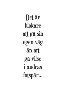 Det är klokare att gå sin egen väg än att gå vilse i andras fotspår - Poster - Texttavla