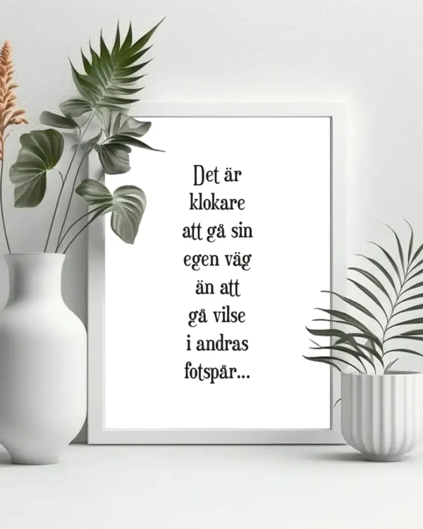 Det är klokare att gå sin egen väg än att gå vilse i andras fotspår - Poster - Texttavla - Ramexempel