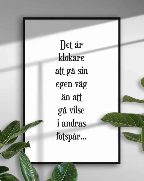 Det är klokare att gå sin egen väg än att gå vilse i andras fotspår - Poster - Texttavla - Ramexempel