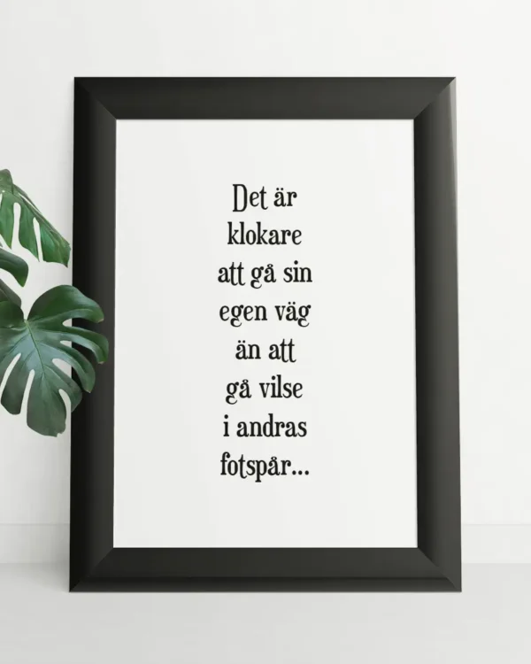 Det är klokare att gå sin egen väg än att gå vilse i andras fotspår - Poster - Texttavla - Ramexempel