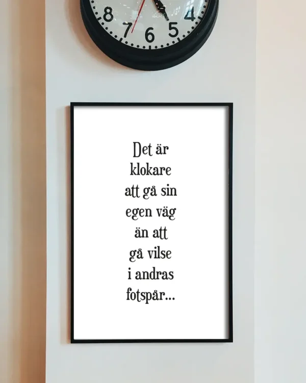 Det är klokare att gå sin egen väg än att gå vilse i andras fotspår - Poster - Texttavla - Ramexempel