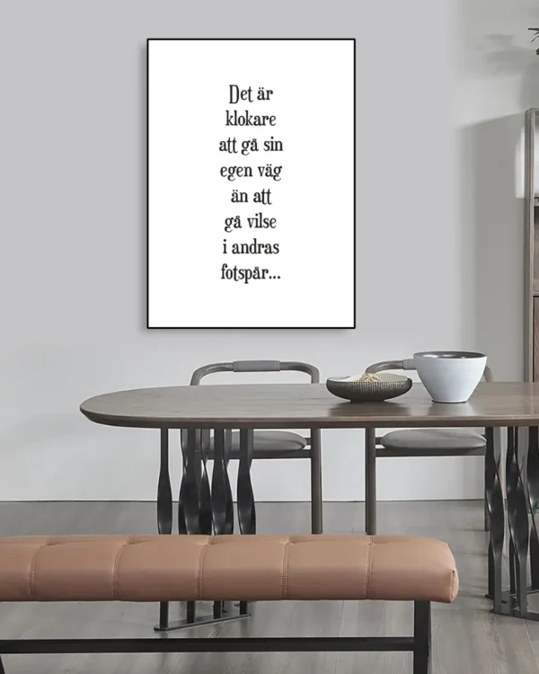 Det är klokare att gå sin egen väg än att gå vilse i andras fotspår - Poster - Texttavla - Ramexempel