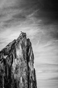Balancing between Earth and Sky - Poster - Svartvitt fotografi