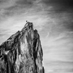 Balancing between Earth and Sky - Poster - Svartvitt fotografi