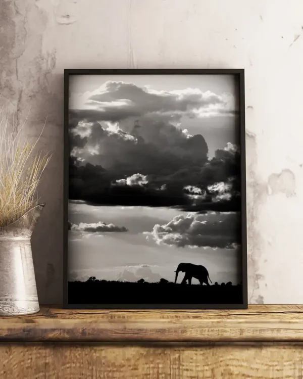 He walks under an African Sky - Poster - Svartvitt fotografi - Ramexempel