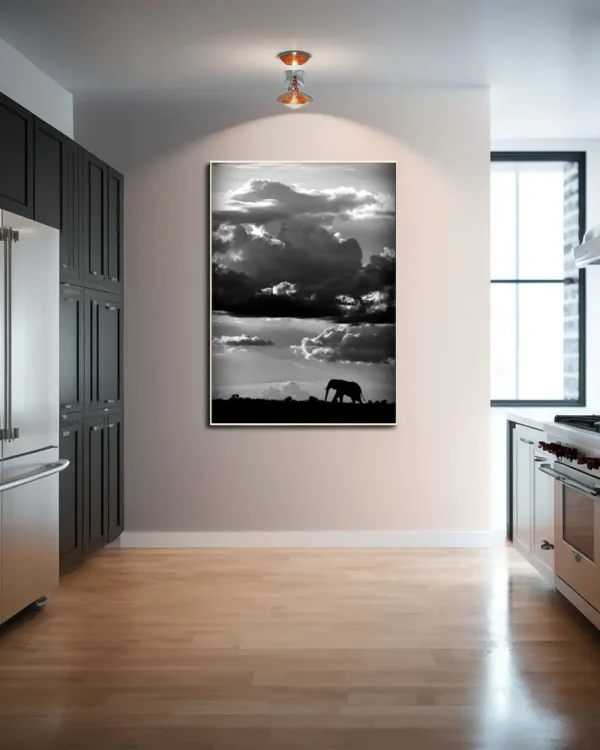 He walks under an African Sky - Poster - Svartvitt fotografi - Ramexempel
