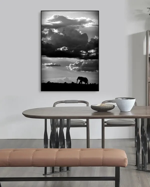 He walks under an African Sky - Poster - Svartvitt fotografi - Ramexempel
