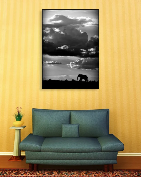He walks under an African Sky - Poster - Svartvitt fotografi - Ramexempel