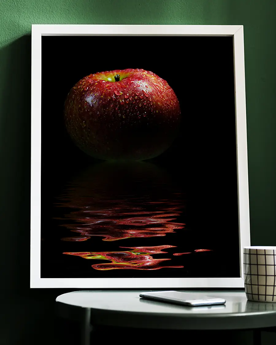 Red Apple Reflection - Poster. En elegant och stämningsfull poster där ett rött äpple speglas i en stilla vattenspegel - Ramexempel