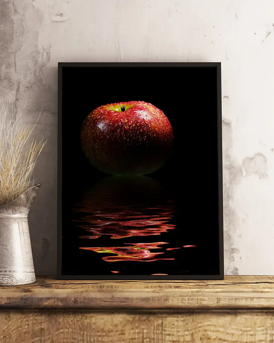 Red Apple Reflection - Poster. En elegant och stämningsfull poster där ett rött äpple speglas i en stilla vattenspegel - Ramexempel