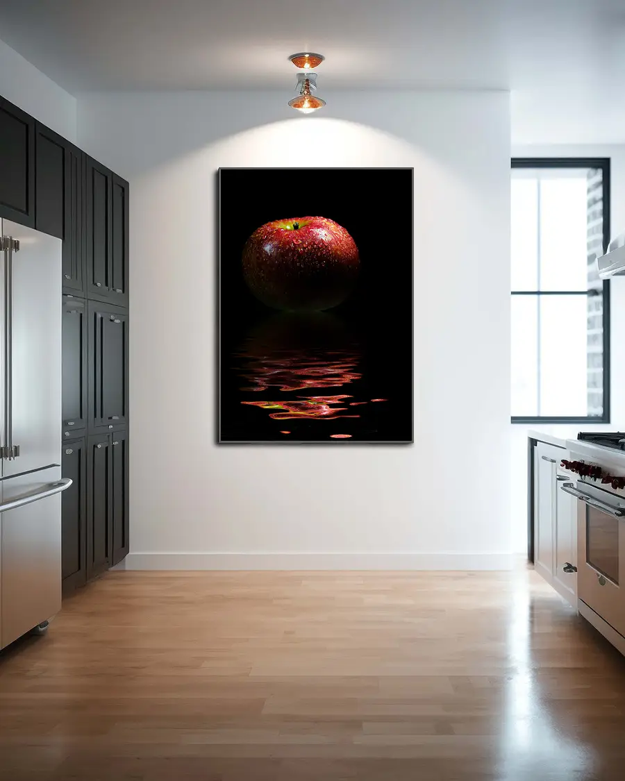 Red Apple Reflection - Poster. En elegant och stämningsfull poster där ett rött äpple speglas i en stilla vattenspegel - Ramexempel