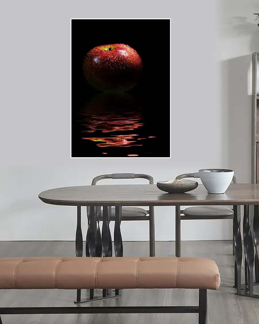 Red Apple Reflection - Poster. En elegant och stämningsfull poster där ett rött äpple speglas i en stilla vattenspegel - Ramexempel