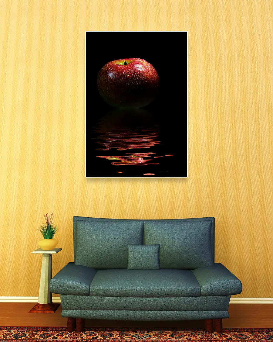 Red Apple Reflection - Poster. En elegant och stämningsfull poster där ett rött äpple speglas i en stilla vattenspegel - Ramexempel