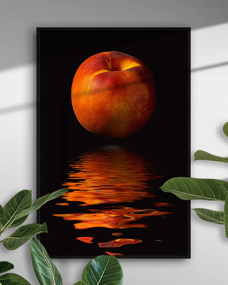 Peach Reflection - Poster. En varm och elegant poster med en svävande persika i rött och orange som speglas i en stilla vattenyta - Ramexempel