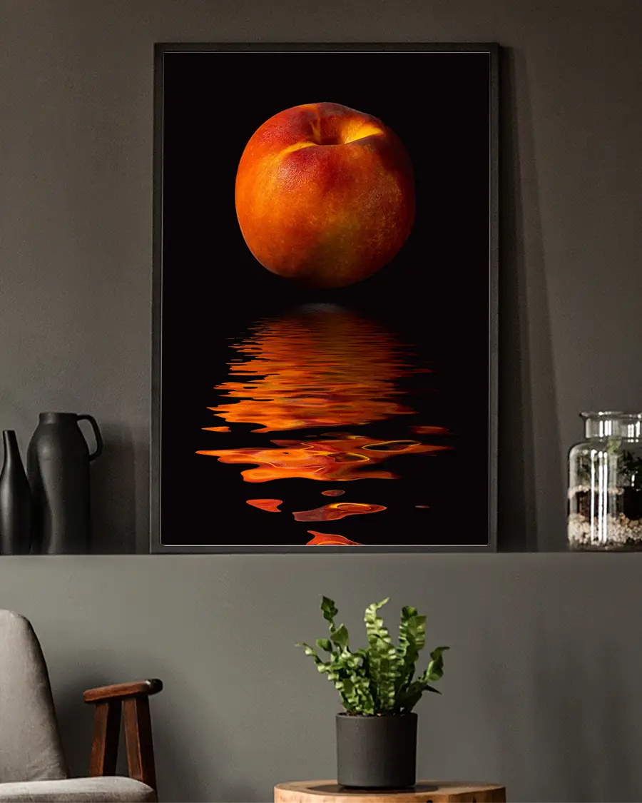 Peach Reflection - Poster. En varm och elegant poster med en svävande persika i rött och orange som speglas i en stilla vattenyta - Ramexempel