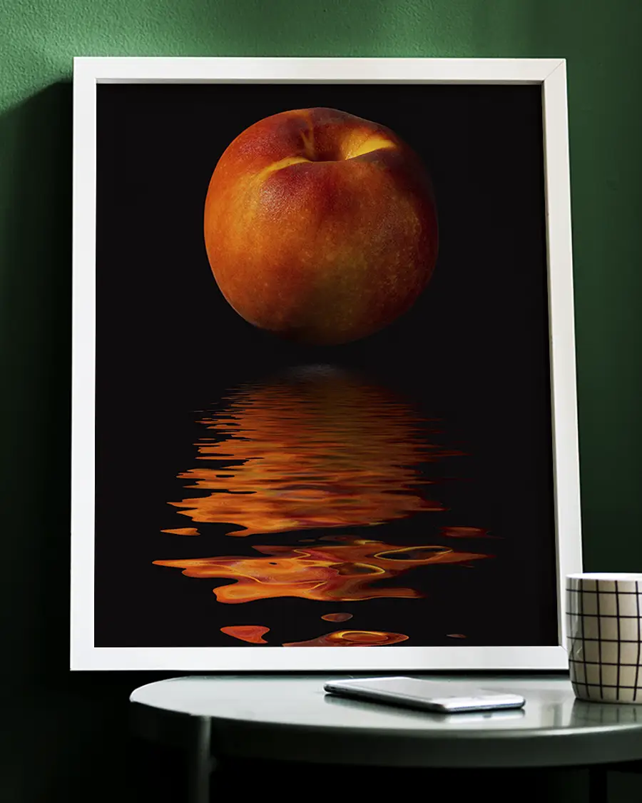 Peach Reflection - Poster. En varm och elegant poster med en svävande persika i rött och orange som speglas i en stilla vattenyta - Ramexempel