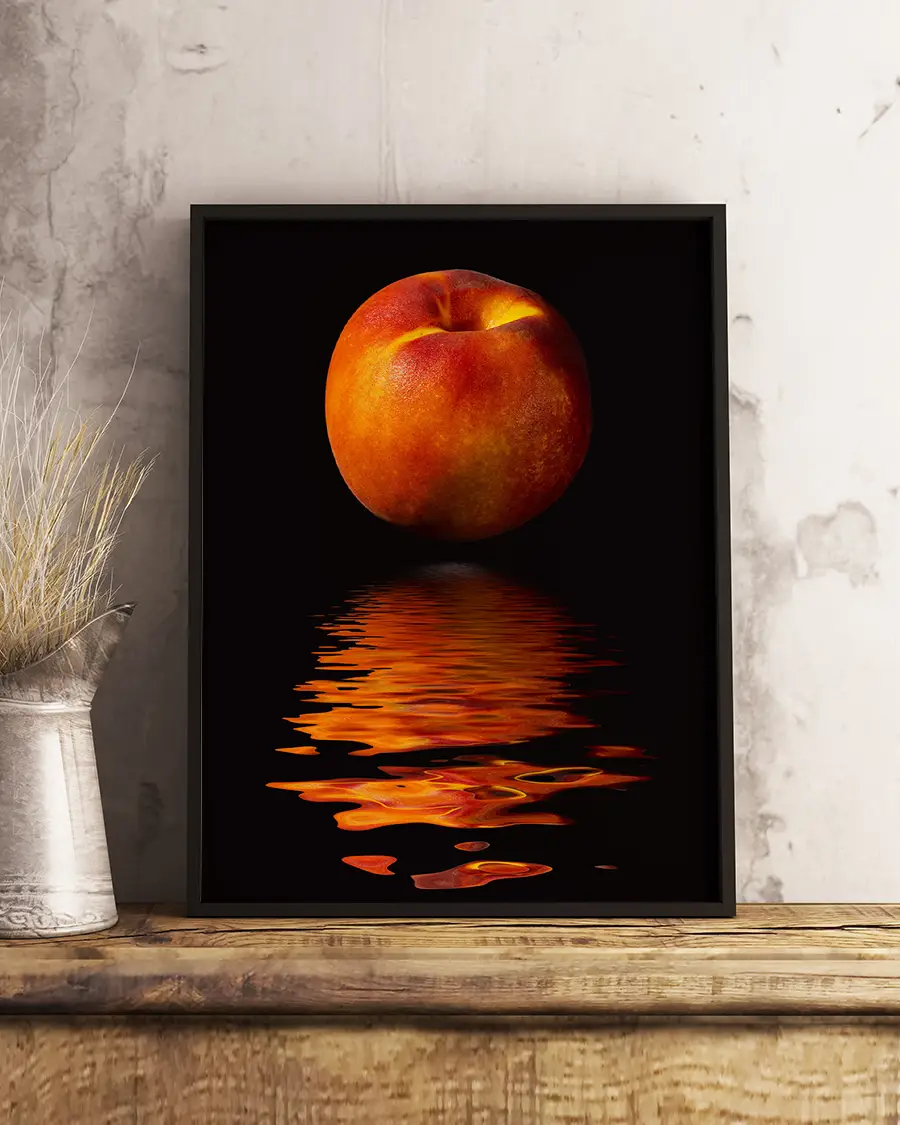 Peach Reflection - Poster. En varm och elegant poster med en svävande persika i rött och orange som speglas i en stilla vattenyta - Ramexempel