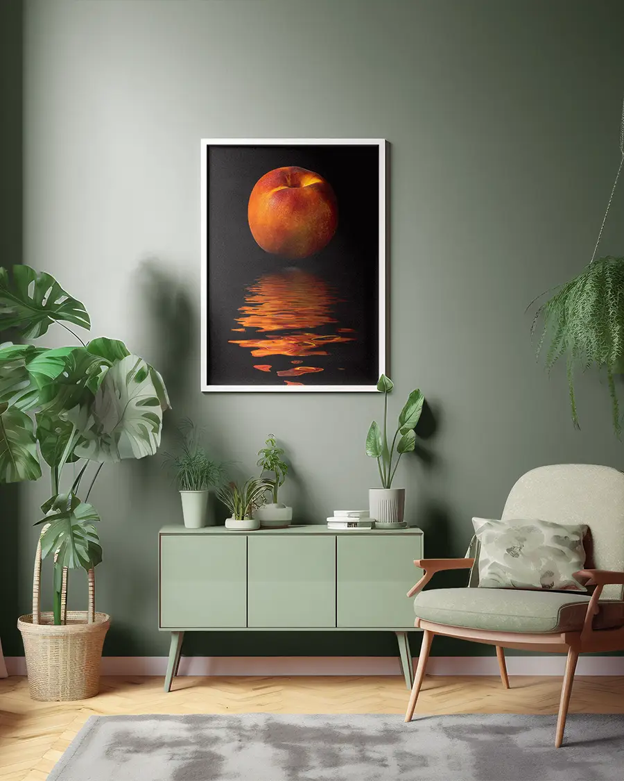 Peach Reflection - Poster. En varm och elegant poster med en svävande persika i rött och orange som speglas i en stilla vattenyta - Ramexempel